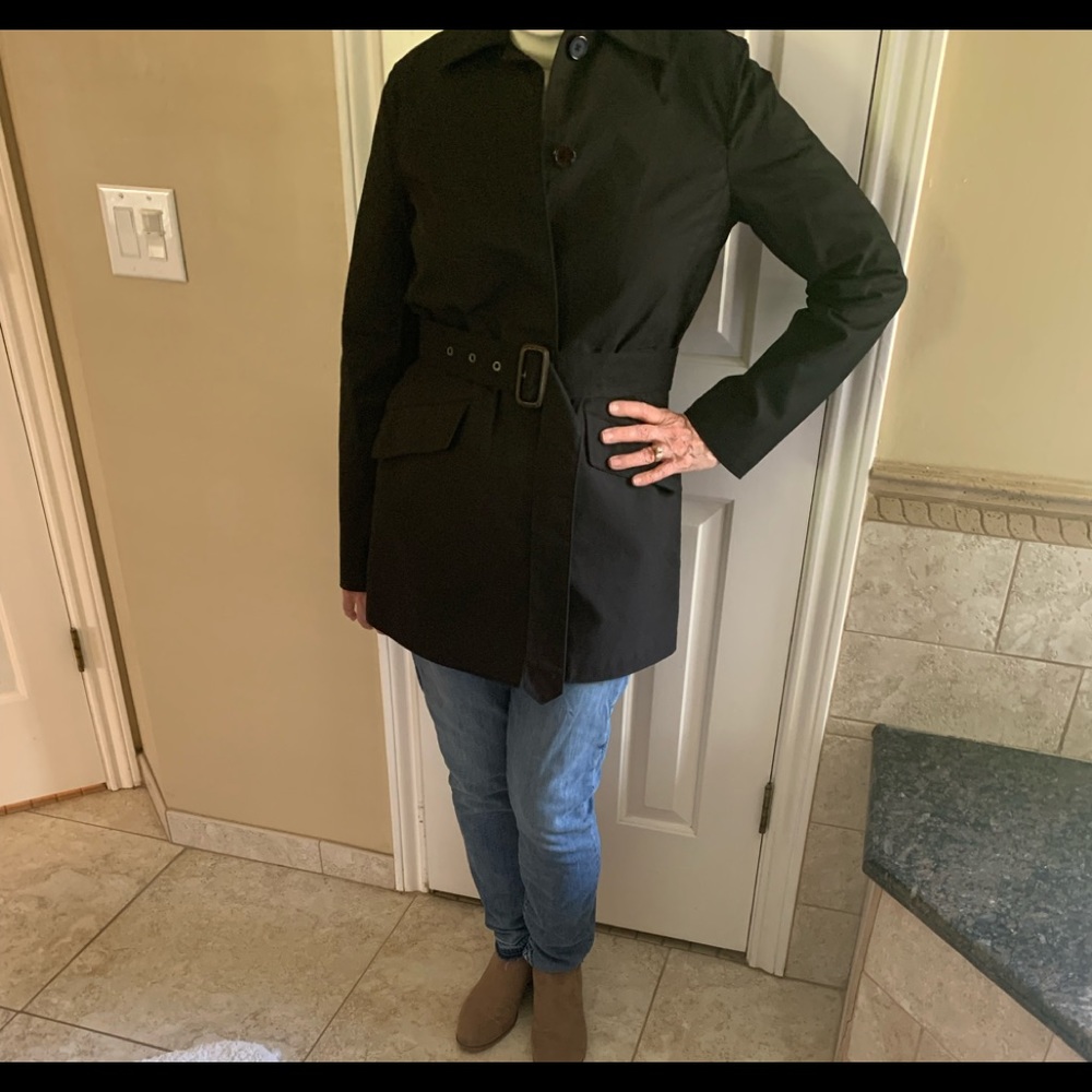 GAP, Light Weight Condition Belted Trench Coat.
Size M
Very Good Condition